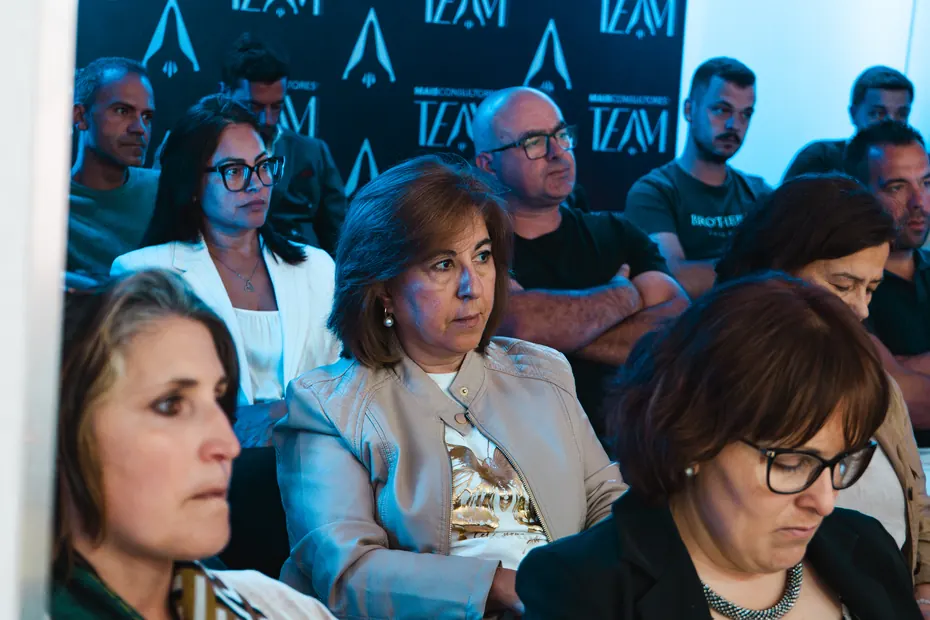Sala cheia de consultores numa formação MaisConsultores® TEAM