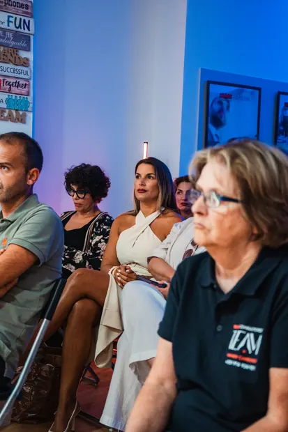 Consultores e Staff TEAM numa sessão na agência
