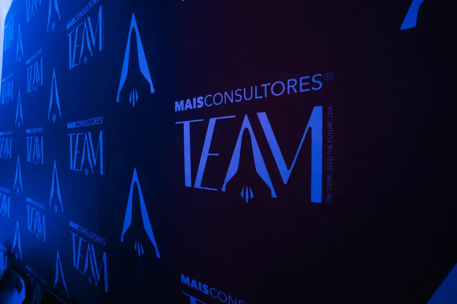 Painel com o logótipo MaisConsultores® TEAM