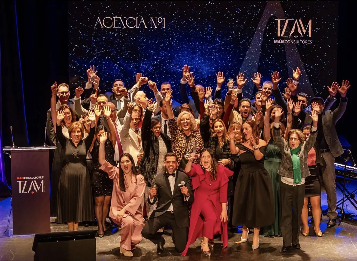 Equipa MaisConsultores® TEAM em palco a celebrar o título de Agência n.º 1